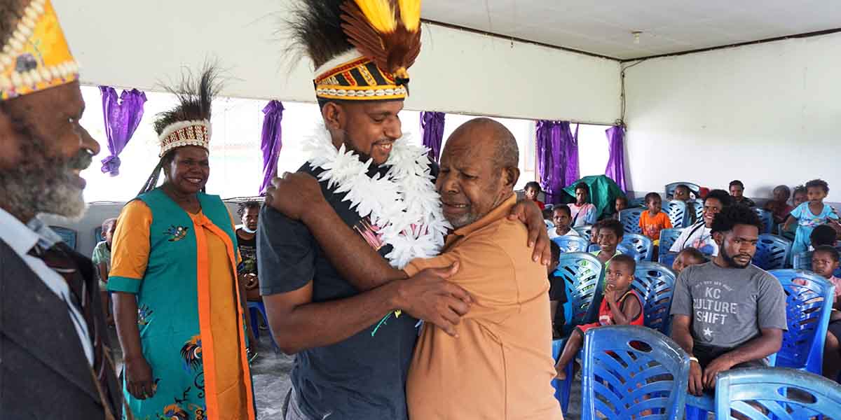 Ayub Wandikbo memeluk anaknya, Roy Wandikbo yang telah menyelesaikan study di Genesa Academy Flight, Senin (28/6/2021)
